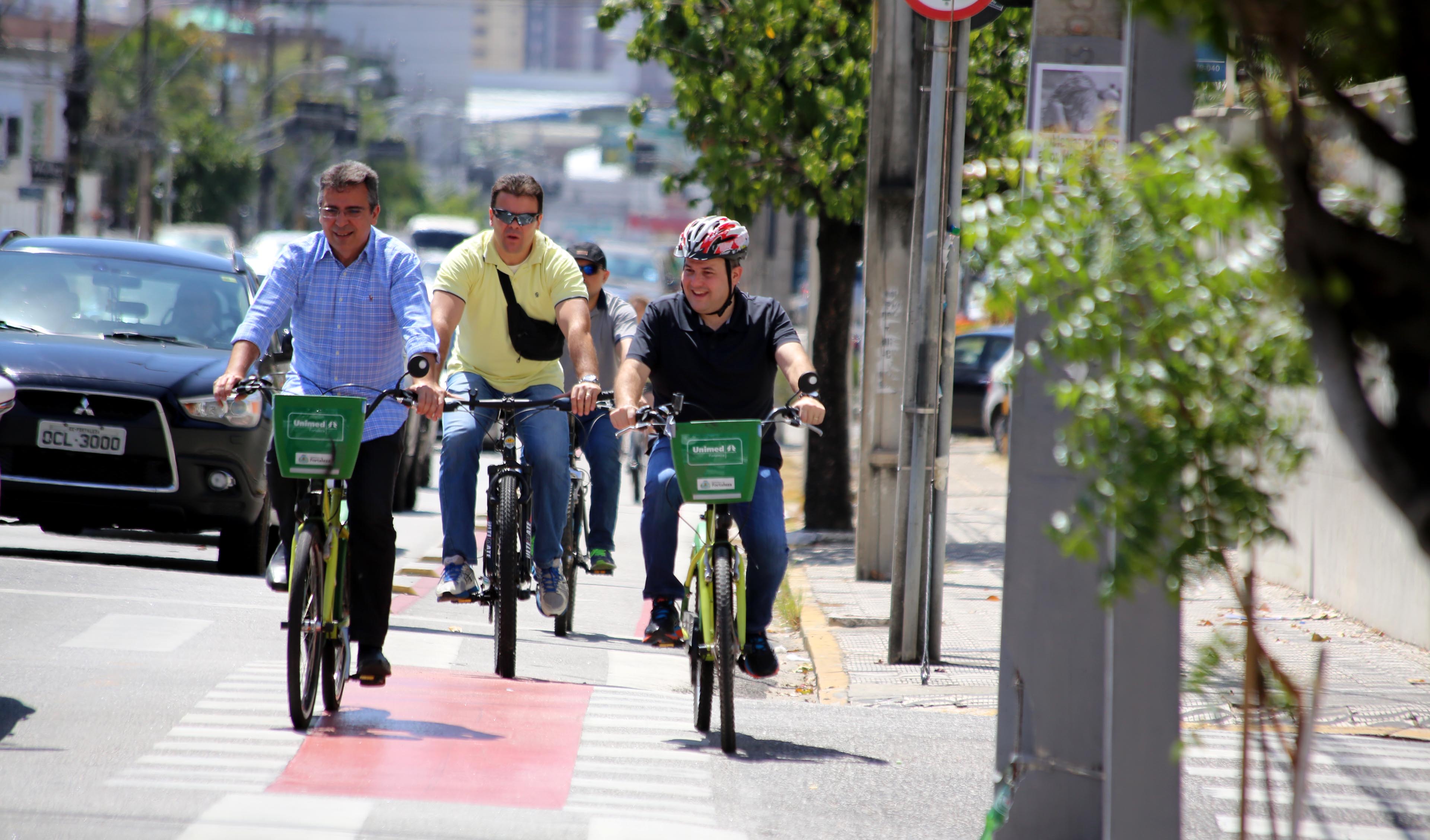 Prefeito Roberto Cláudio andando de bicicleta